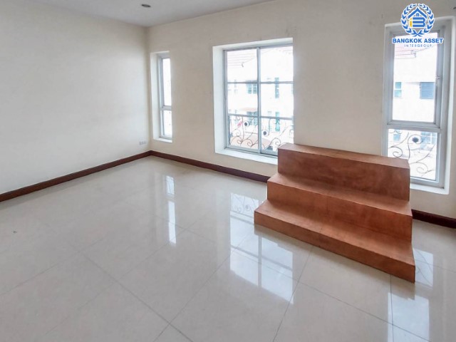 บ้านเดี่ยวมือสอง ม.โมเดิร์นทาวน์  เอกชัย46 เนื้อที่กว่า 18.8 ตร.ว. ฟังก์ชันครบ 4 ห้องนอน 4 ห้องน้ำ 3 ที่จอดรถ บนทำเลเดินทางสะดวก เข้าสู่ใจกลางเมืองได้อย่างสะดวกสบายเชื่อมต่อทวีวัฒนา, ถนนพุทธมณฑลสาย3, ถนนเพชรเกษม ใกล้รถไฟฟ้าสายสีน้ำเงิน "สถานีภาษีเจริญ"